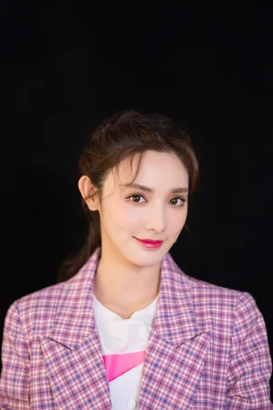 彭小苒格子西装率性写真图片