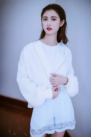 陈钰琪清新俏丽白衣写真图片