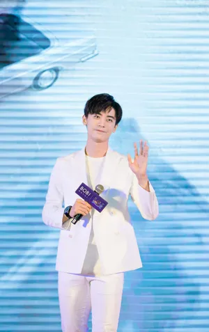 赵志伟白色西装活动照图片_2