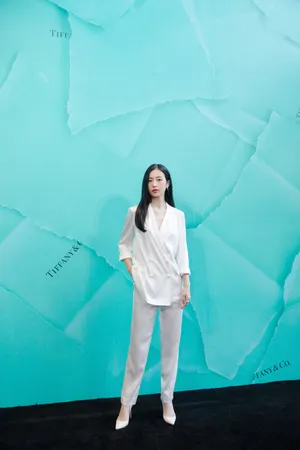 周雨彤性感优雅活动写真图片_7
