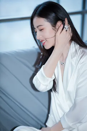 周雨彤性感优雅活动写真图片_8