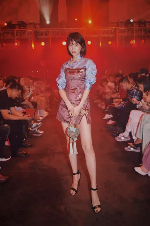 田沅性感明艳活动图片_2