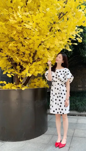 江疏影休闲惬意私服街拍图片