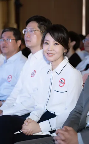 闫妮性感活动照图片