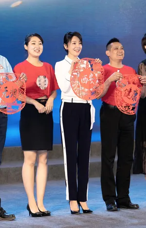 闫妮性感活动照图片