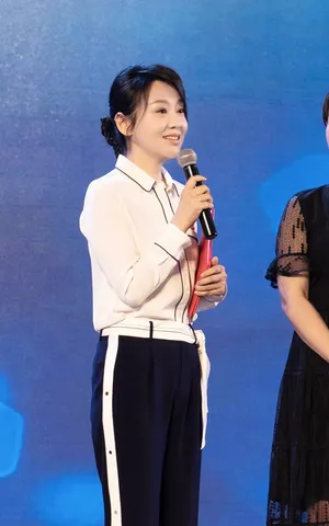 闫妮性感活动照图片_2