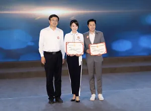 闫妮性感活动照图片_3