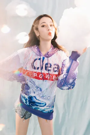 迪丽热巴生日会粉嫩图片