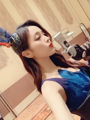 吴宣仪短裙美腿性感写真图片