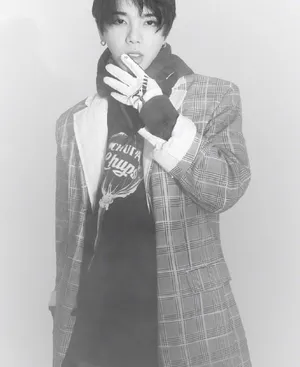 华晨宇帅气光影写真图片第1张