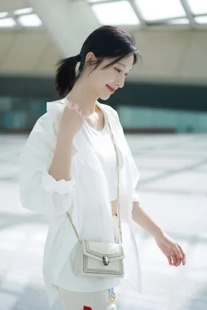 张俪纯白甜美机场图片