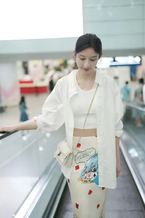 张俪纯白甜美机场图片_2