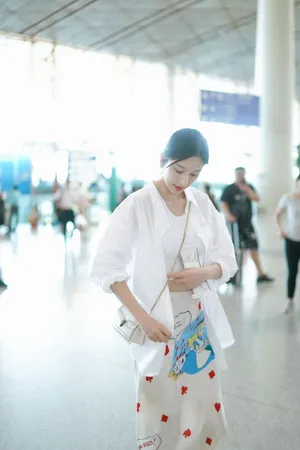 张俪纯白甜美机场图片_3