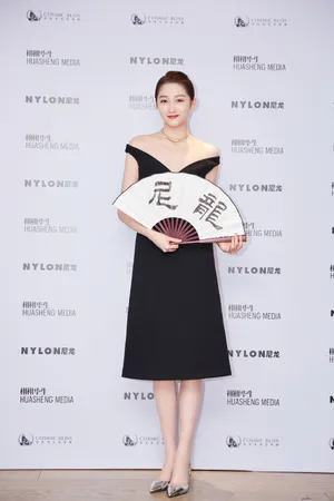 关晓彤深V礼服性感公益活动照图片