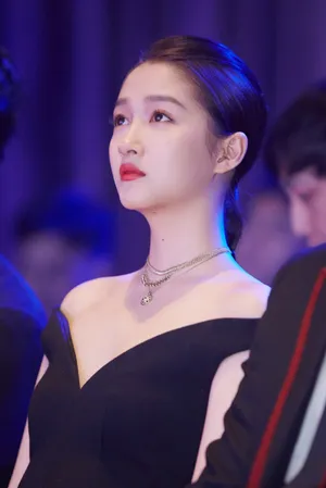 关晓彤深V礼服性感公益活动照图片_4