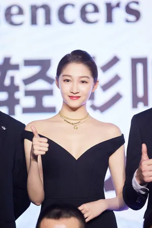 关晓彤深V礼服性感公益活动照图片_5