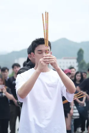 超级网剧穿越火线吴磊开机照片_2