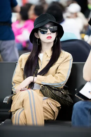 孟美岐墨镜渔夫帽酷美机场图片