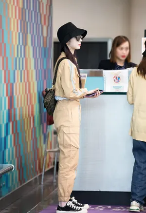 孟美岐墨镜渔夫帽酷美机场图片_3