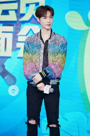 张艺兴帅气撩人活动图片_7