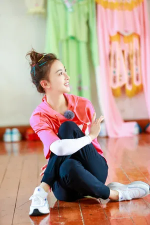 吴谨言甜美俏皮舞姿图片_7