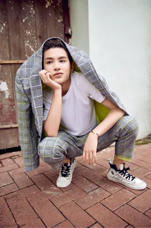 黄明昊帅气洒脱写真图片_3