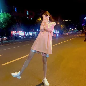 哈妮克孜甜美粉嫩街拍图片