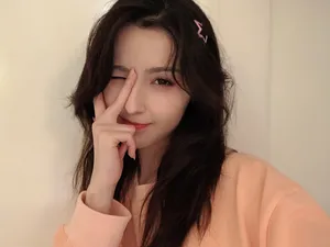 哈妮克孜甜美粉嫩街拍图片_3