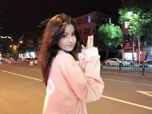 哈妮克孜甜美粉嫩街拍图片_5