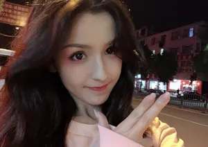 哈妮克孜甜美粉嫩街拍图片_6