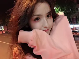 哈妮克孜甜美粉嫩街拍图片_8