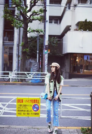 贾青清爽休闲街拍写真图片_5
