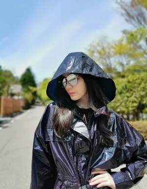 汤晶媚酷黑美艳街拍图片_1