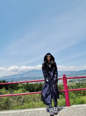 汤晶媚酷黑美艳街拍图片_7