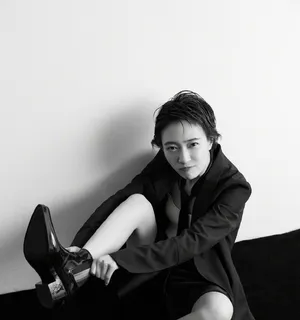 焦俊艳黑白酷美写真图片
