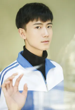 赵顺然青涩帅气校服写真图片