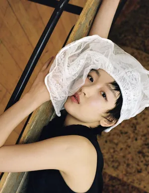 周冬雨复古运动风时尚性感写真图片