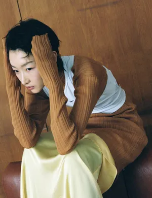 周冬雨复古运动风时尚性感写真图片_3