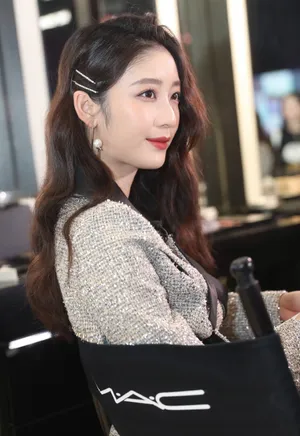 戚砚笛性感甜美写真图片