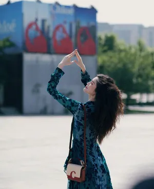何穗复古卷发慵懒性感图片_3