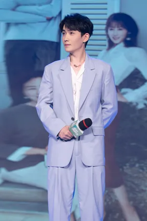 朱一龙发布会帅气活动照图片