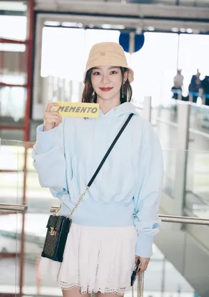 袁姗姗清新柔美机场写真图片