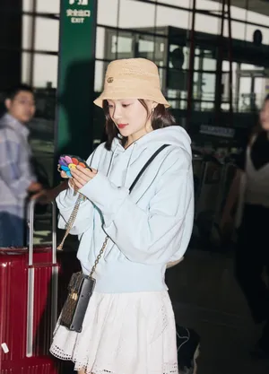 袁姗姗清新柔美机场写真图片_1