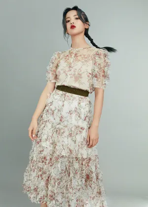 杨超越清纯俏皮杂志写真图片