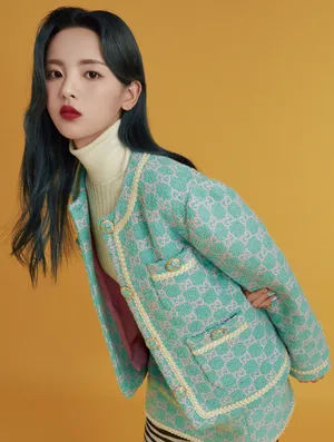 杨超越清纯俏皮杂志写真图片_2