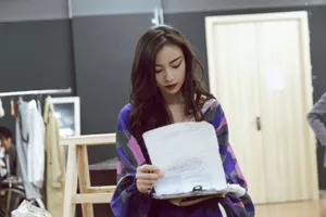 倪妮优雅话剧彩排图片