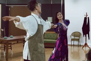 倪妮优雅话剧彩排图片_4