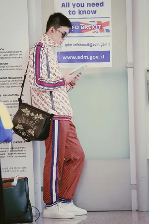 吴磊罗马机场寸头街拍照图片