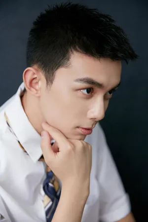 吴磊清爽白色系短发写真图片_4