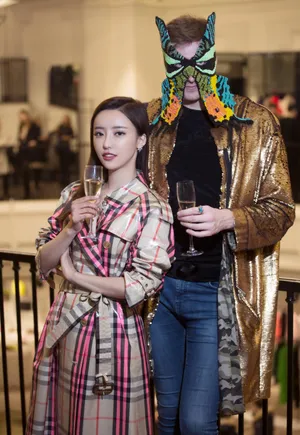 刘凡菲巴宝莉风衣性感图片